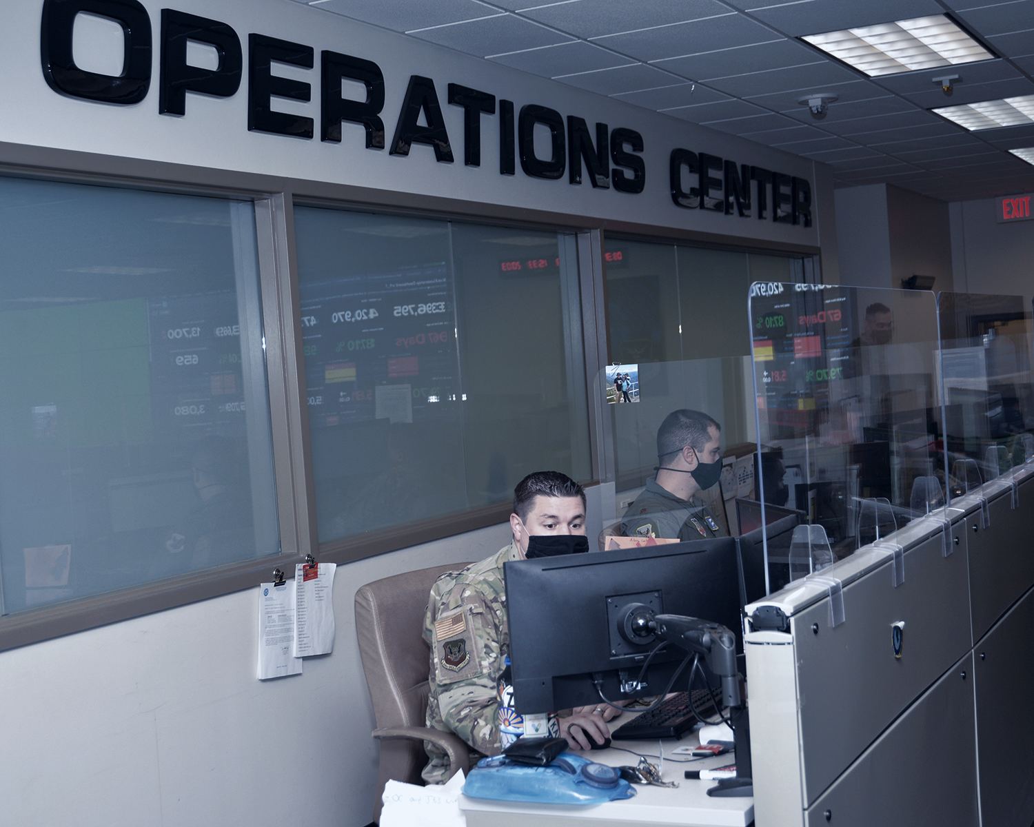 Centro de operaciones con paneles de supervisión