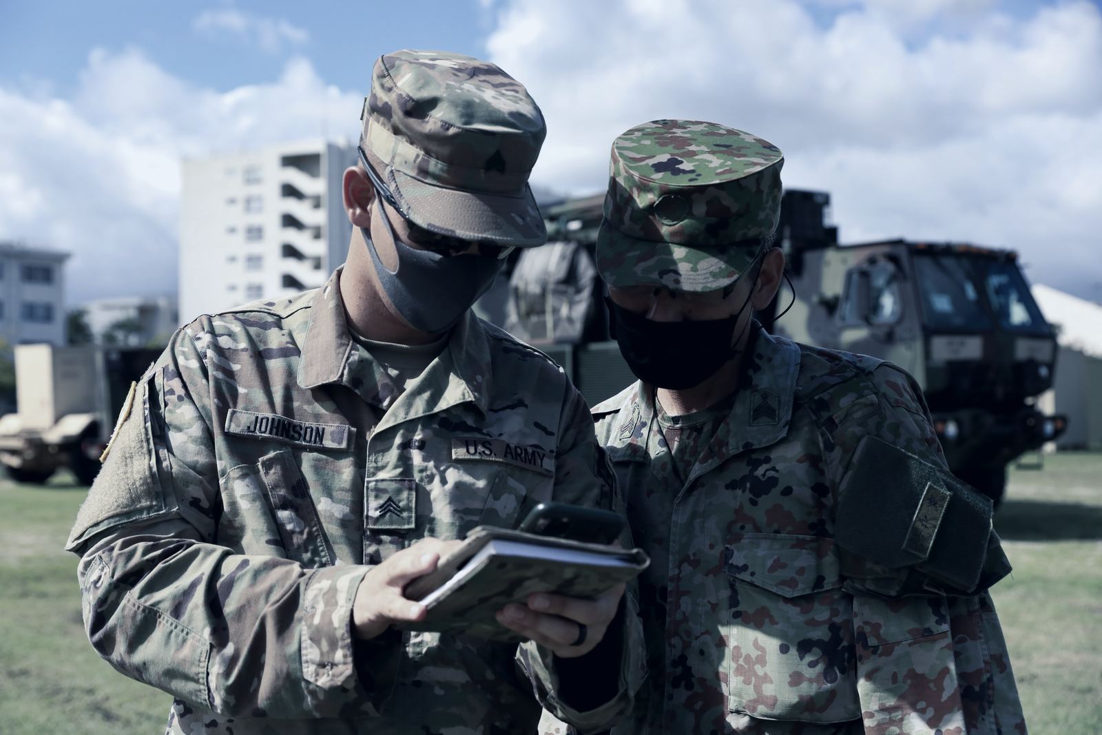 Personal de defensa consultando una tableta en el campo